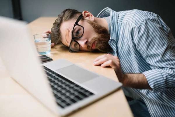 Burnout profesionales redes sociales: Alerta en México